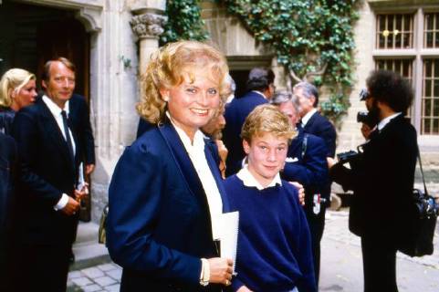 von Preußen Hannelore Kohl mit Sebastian Lithander Prinz von Preußen bei der Gedenkfeier zum 200. Todestag von Friedrich II. auf Burg Hohenzollern in Hechingen, Deutschland 1986. Hannelore Kohl with Sebastian Lithander Prince of Prussia at the commemoration to the 200th anniversary of death of Prussian king Friedrich II at Hohenzollern castle at Hechingen, Germany 1986. Copyright: WolfgangxKühn UnitedArchives100771