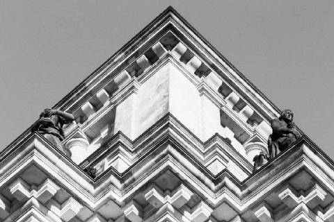 IMAGO Creative: Architektur in Berlin Low angle view of parliament building against clear sky, Berlin, Germany  Copyright: NormanxPosselt fStopImages1338002