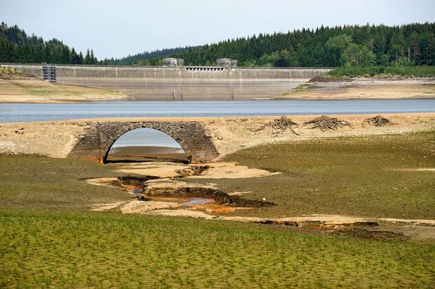Europe Germany Saxony Osterzgebirge Landkreis Sächsische Schweiz Dam Lehnmühle on approx. 20 drained tank the bridge of Steinbrückmühle is normally under the water level