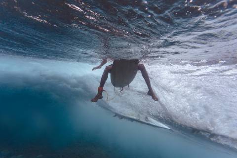 Maledives, Indian Ocean, surfer sitting on surfboard, underwater shot model released Symbolfoto  KNTF01209