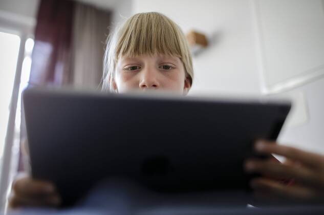 A girl learns or plays on a tablet Berlin 14 08 2018 Berlin Germany Copyright: xJaninexSchmitz photothek.netx