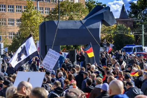 Anti-Asyl Demo in Cottbus DEU Brandenburg Cottbus: Â Der eng mit der AfD verbundene Golßener Verein -Zukunft Heimat- musste sich am Mittwoch bei einer Demonstration gegen die Flüchtlingsaufnahme mit weniger Teilnehmern zufrieden geben als bisher. Einige Hundert Menschen waren auf den Stadthallenvorplatz gekommen, wo ein grau gestrichenes trojanisches Pferd aus Styropor aufgestellt worden war. Der Verein machte diesmal keine eigenen öffentlichen Angaben über die vermeintliche Teilnehmerzahl. Anfang des Jahres hatten sich an solchen Veranstaltungen des Vereins noch 2500 bis 3000 Menschen beteiligt. Wie bei vorangegangenen Kundgebungen von -Zukunft Heimat- befanden sich auch am Mittwoch in Cottbus unter den Versammelten Rechtsextremisten, Mitglieder der vom Verfassungsschutz beobachteten -Identitären Bewegung- und Reichsbürger.