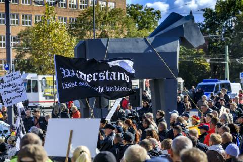 Anti-Asyl Demo in Cottbus DEU Brandenburg Cottbus: Â Der eng mit der AfD verbundene Golßener Verein -Zukunft Heimat- musste sich am Mittwoch bei einer Demonstration gegen die Flüchtlingsaufnahme mit weniger Teilnehmern zufrieden geben als bisher. Einige Hundert Menschen waren auf den Stadthallenvorplatz gekommen, wo ein grau gestrichenes trojanisches Pferd aus Styropor aufgestellt worden war. Der Verein machte diesmal keine eigenen öffentlichen Angaben über die vermeintliche Teilnehmerzahl. Anfang des Jahres hatten sich an solchen Veranstaltungen des Vereins noch 2500 bis 3000 Menschen beteiligt. Wie bei vorangegangenen Kundgebungen von -Zukunft Heimat- befanden sich auch am Mittwoch in Cottbus unter den Versammelten Rechtsextremisten, Mitglieder der vom Verfassungsschutz beobachteten -Identitären Bewegung- und Reichsbürger.