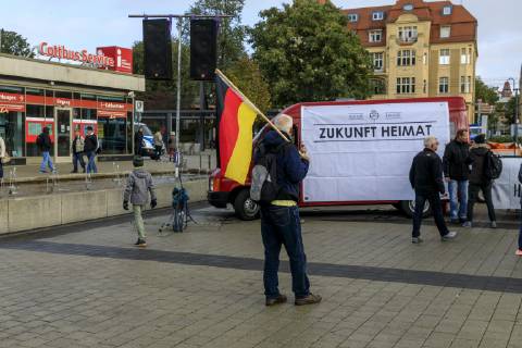 Anti-Asyl Demo in Cottbus DEU Brandenburg Cottbus: Â Der eng mit der AfD verbundene Golßener Verein -Zukunft Heimat- musste sich am Mittwoch bei einer Demonstration gegen die Flüchtlingsaufnahme mit weniger Teilnehmern zufrieden geben als bisher. Einige Hundert Menschen waren auf den Stadthallenvorplatz gekommen, wo ein grau gestrichenes trojanisches Pferd aus Styropor aufgestellt worden war. Der Verein machte diesmal keine eigenen öffentlichen Angaben über die vermeintliche Teilnehmerzahl. Anfang des Jahres hatten sich an solchen Veranstaltungen des Vereins noch 2500 bis 3000 Menschen beteiligt. Wie bei vorangegangenen Kundgebungen von -Zukunft Heimat- befanden sich auch am Mittwoch in Cottbus unter den Versammelten Rechtsextremisten, Mitglieder der vom Verfassungsschutz beobachteten -Identitären Bewegung- und Reichsbürger.