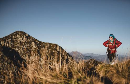 THEME PICTURE a woman on a mountain meadow during a hike on the Tristkogel taken on 16 September 2018 in Saalbach Hinterglemm Austria A woman on a mountain meadow during a hike on the Tristkogel Saalbach Hinterglemm Austria on 2018 09 16  EX_OBH