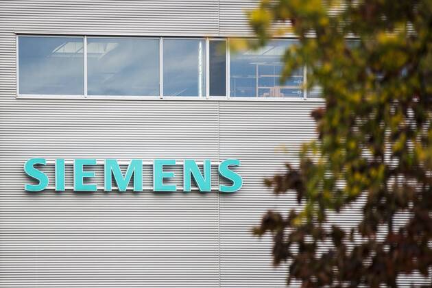 Lettering of the company Siemens recorded at the steam turbine plant in Goerlitz 15 10 2018 Goerlitz Germany Copyright: xFlorianxGaertner photothek.netx