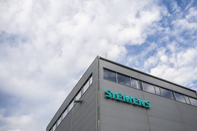 Lettering of the company Siemens recorded at the steam turbine plant in Goerlitz 15 10 2018 Goerlitz Germany Copyright: xFlorianxGaertner photothek.netx