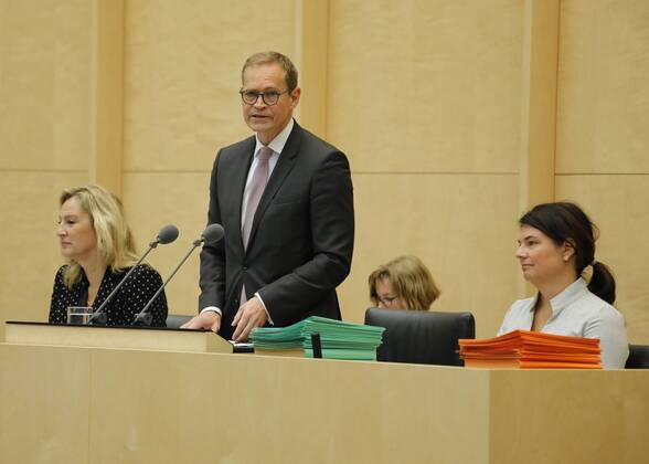 Federal President Michael Müller Germany Berlin Federal Council Election of Federal Council President Daniel Günther to become new President of the Federal Council Unanimously, the State Chamber appoints the Prime Minister of Schleswig Holstein on 19 October 2018 as its Chairman Günther takes office on 1 November 2018