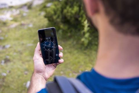 Austria, Tyrol, Hiker using compass app at Lake Seebensee model released Symbolfoto  DIGF04756