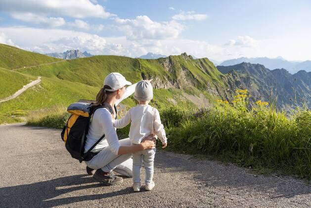 Germany, Bavaria, Oberstdorf, mother and little daughter on a hike in the mountains model released Symbolfoto  DIGF04970