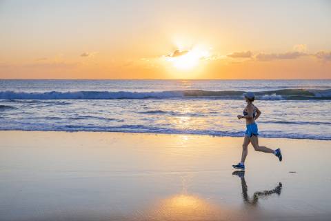 IMAGO Creative: Sommer Sport - Strand Side view of fit mature woman in sportswear jogging on beach at sunrise, Noosa Heads, Queensland, Australia, Noosa Heads Queensland Australia model released Symbolfoto Copyright: AndrewxPeacock PEAN000621