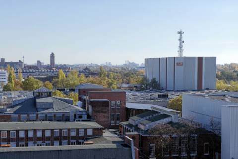 Siemens in Berlin Siemensstadt 2018 10 31 Berlin Germany Berlin Siemensstadt with Siemens branch management Dynamo and Schaltwerk Here, with Berlins support, Siemens plans to set up a campus for science Research and production and to invest around 600 million euros in the coming years In the foreground the Osram plant in Siemensstadt, formerly part of the Siemens Group