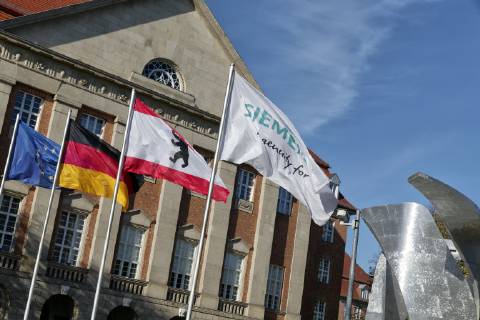 Siemens in Berlin Siemensstadt 2018 10 31 Berlin Germany Berlin Siemensstadt with Siemens branch management Dynamo and Schaltwerk Here, with Berlins support, Siemens plans to set up a campus for science Research and production and to invest around 600 million euros in the coming years In the picture, the flags of the EU of Germany Berlin and of Siemens in front of the building of the Berlin branch offi