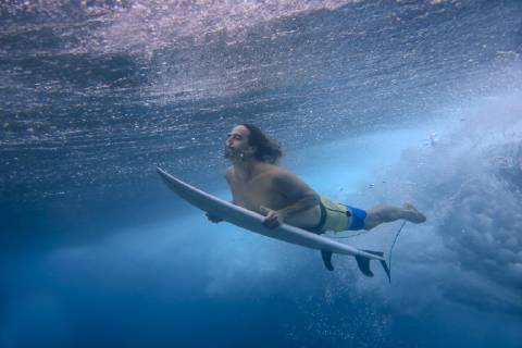 Underwater view of male surfer diving in ocean, Male, Maldives, Male Maldives Maldives TRKO023084 model released Symbolfoto Copyright: KonstantinxTrubavin TRKO023084