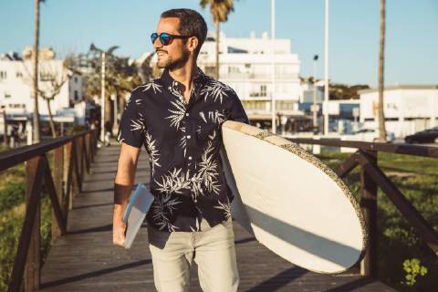 Man at the beach carrying surfboard and laptop model released Symbolfoto  SUF00560