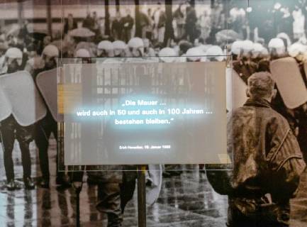 Ein Foto von hochgeruesteten Volkspolizisten und dem Aussprich von Erich Honecker vom 19.01.1989 Die Mauer ... wird auch in 50 und auch in 100 Jahren ... bestehen bleiben. in der neuen Dauerausstellung Unsere Geschichte. Diktatur und Demokratie nach 1945 im Zeitgeschichtlichen Forum Leipzig (Sachsen). Kulturstaatsministerin Monika Gruetters (CDU) hat am Montagabend (05.11.18) die neue Dauerausstellung des Zeitgeschichtlichen Forums Leipzig eroeffnet. Nach rund neunmonatiger Umbaupause nimmt das Museum kuenftig die friedliche Revolution 1989 und die Folgezeit bis in die Gegenwart staerker in den Blick. Die Dauerausstellung unter dem Titel Unsere Geschichte. Diktatur und Demokratie nach 1945 zeigt nun etwa 2.000 Exponate. Knapp drei Viertel davon sind neu. Die Kulturstaatsministerin foerderte den Umbau des Museums mit rund vier Millio Copyright: epd-bild PeterxEndig EDITORIAL USE ONLY