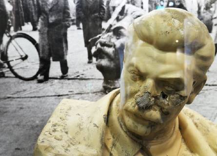 Eine Stalin-Skulptur in der neuen Dauerausstellung Unsere Geschichte. Diktatur und Demokratie nach 1945 im Zeitgeschichtlichen Forum Leipzig (Sachsen) am 05.11.18. Kulturstaatsministerin Monika Gruetters (CDU) hat am Montagabend (05.11.18) die neue Dauerausstellung des Zeitgeschichtlichen Forums Leipzig eroeffnet. Nach rund neunmonatiger Umbaupause nimmt das Museum kuenftig die friedliche Revolution 1989 und die Folgezeit bis in die Gegenwart staerker in den Blick. Die Dauerausstellung unter dem Titel Unsere Geschichte. Diktatur und Demokratie nach 1945 zeigt nun etwa 2.000 Exponate. Knapp drei Viertel davon sind neu. Die Kulturstaatsministerin foerderte den Umbau des Museums mit rund vier Millionen Euro. Traeger ist das Haus der Geschichte der Bundesrepublik Deutschland in Bonn. (Siehe epd-Meldung vom 05.11.18) Zeitgeschichtliches Fo Copyright: epd-bild PeterxEndig EDITORIAL USE ONLY