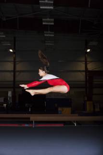 IMAGO Creative: Internationaler Frauenmonat, Mädchen im Sport Gymnast jumping in air Copyright: SandroxDixCarloxDarsa B30812321