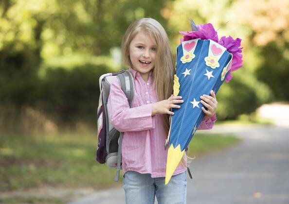 Little girl with school bag model released Copyright: xMEVx ALLMV137018