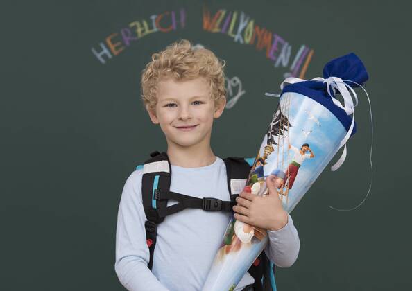 Little boy stands with school bag in front of blackboard model released Copyright: xMEVx ALLMV137019