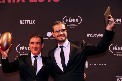 Television producer, writer, series creator, screenwriter and Spanish film director Alex Pina (L) and Spanish screenwriter Javier Gomez (R) with the Fenix Award, in Mexico City, Mexico, 7 November 2018. Colombian film PAjaros de verano and Argentine Film Zama , which started as favorites of the Fenix Awards of Ibero-American films, did not disappoint and became the films with the highest number of awards in the fifth edition of the event. Fenix Awards of Ibero-American films !ACHTUNG: NUR REDAKTIONELLE NUTZUNG!  Copyright: xMarioxGuzmanx AME404 20181108-636772604326856627