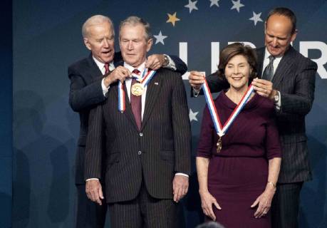 News Themen der Woche KW45 News Bilder des Tages November 11, 2018 - Philadelphia, Pennsylvania, U.S - Former President GEORGE W BUSH and First Lady LAURA BUSH, are presented with the 2018 Liberty Medal by former Vice President, JOE BIDEN, at the National Constitution Center in Philadelphia PA Philadelphia U.S. - ZUMArf1_ 20181111_zaf_rf1_002 Copyright: xRickyxFitchettx