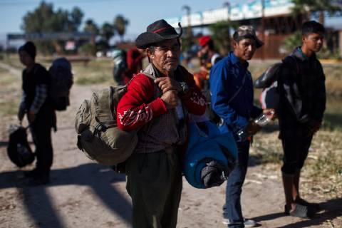 People part of the migrant caravan continue their journey, through the northern city of Mexicali, bound for the Tijuana border, Mexico, 20 November 2018. The migrant caravan that tries to regroup in the border city of Tijuana has triggered a humanitarian crisis whose proportions are still unknown while Central Americans doubt what to do after weeks of pilgrimage. The humanitarian crisis of migrants takes on unknown proportions !ACHTUNG: NUR REDAKTIONELLE NUTZUNG!  Copyright: xMaríaxdexlaxLuzxAscenciox AME7796 20181120-636783408876921733
