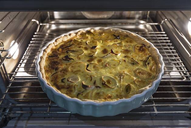 Baked leek quiche in round form in the oven Germany Europe Copyright: imageBROKER/HelmutxMeyerxzurxCapellen ibxmzc04785530.jpg