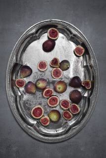 Fresh organic figs on silver tray  CZF00332