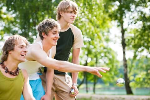  friends playing boule model released Symbolfoto  Copyright: xKzenonx Panthermedia02652084