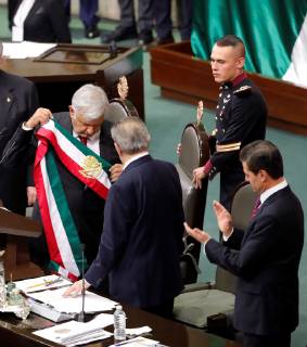 Mexiko Stadt, Amtseinführung Andres Manuel Lopez Obrador The new President of Mexico, Andres Manuel Lopez Obrador (L), takes oath during his investiture ceremony next to deputy Porfirio Munoz Ledo (C) and outgoing President Enrique Pena Nieto (R), at the Mexican Congress, in Mexico City, Mexico, 01 December 2018. Investiture of Mexican President-elect Andres Manuel Lopez Obrador in Mexico City !ACHTUNG: NUR REDAKTIONELLE NUTZUNG!  Copyright: xJorgexNunezx AME3729 20181201-636792876748344168