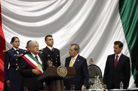 Mexiko Stadt, Amtseinführung Andres Manuel Lopez Obrador The new President of Mexico, Andres Manuel Lopez Obrador (2L) takes oath next to deputy Porfirio Munoz Ledo (C) and outgoing president Enrique Pena Nieto (R) during his investiture ceremony, in Mexico City, Mexico, 01 December 2018. Investiture of Mexican President-elect Andres Manuel Lopez Obrador in Mexico City !ACHTUNG: NUR REDAKTIONELLE NUTZUNG!  Copyright: xJorgexNunezx AME3749 20181201-636792878125016327