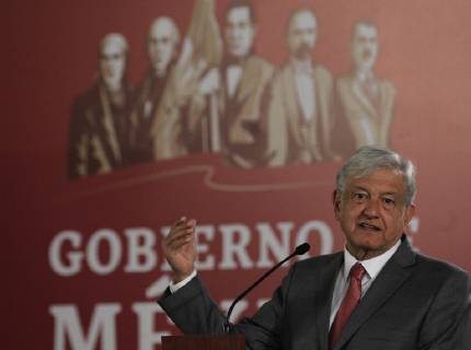 Mexiko, Andres Manuel Lopez Obrador Pressekonferenz The President of Mexico Andres Manuel Lopez Obrador offers a press conference at the Treasury Hall of the National Palace, in Mexico City, Mexico, 06 December 2018. Obrador will send to the Senate today a shortlist of possible ministers, two women and one man, who can replace Justice Jose Ramon Cossio, who finished his term in the Supreme Court. Lopez Obrador sent a terna to the Senate to select a Supreme Court member !ACHTUNG: NUR REDAKTIONELLE NUTZUNG! Copyright: xMarioxGuzmánx AME6271 20181206-636797112216115174