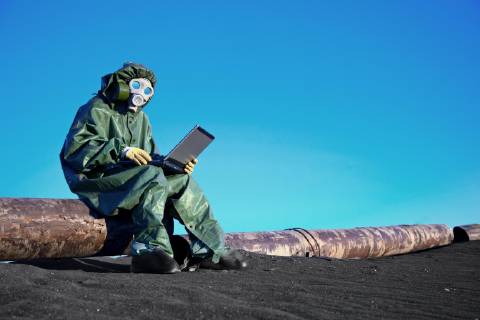 IMAGO Creative: Klimawandel - Zukunft und Innovation  A scientist working with a laptop on a chemically contaminated area model released Symbolfoto  Copyright: xpzaxex Panthermedia08439337