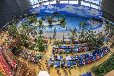 Tropical Islands wird verkauft DEU Brandenburg Brand - Briesen  Die Freizeiteinrichtung Tropical Islands in Brand (Dahme-Spreewald) soll soll im Februar kommenden Jahres an die spanische Unternehmensgruppe Parques Reunidos Group verkauft werden. Bisheriger Eigentümer ist der Mischkonzern Tanjong aus Malaysia. Laut dem Wirtschafts-Blog der spanischen Nachrichtenagentur Efe beträgt der Kaufpreis 226 Millionen Euro. Die spanischen Gruppe betriebt weltweit 64 Parks von denen 30 in Europa liegen. Laut eigenen Angaben besuchten 2017 rund 1,1 Millionen Gäste die ehemalige Zeppelin-Montagehalle. Damit gilt das Tropical Islands als größte tropische Freizeitanlage in Europa. 2004 eröffnete der Freizeitpark vor den Toren Berlins in der ehemaligen Cargolifter-Werfthalle im Landkreis Dahme-Spreewald. Seitdem wurde er mehrmals erweitert. Im J