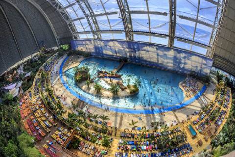 Tropical Islands wird verkauft DEU Brandenburg Brand - Briesen  Die Freizeiteinrichtung Tropical Islands in Brand (Dahme-Spreewald) soll soll im Februar kommenden Jahres an die spanische Unternehmensgruppe Parques Reunidos Group verkauft werden. Bisheriger Eigentümer ist der Mischkonzern Tanjong aus Malaysia. Laut dem Wirtschafts-Blog der spanischen Nachrichtenagentur Efe beträgt der Kaufpreis 226 Millionen Euro. Die spanischen Gruppe betriebt weltweit 64 Parks von denen 30 in Europa liegen. Laut eigenen Angaben besuchten 2017 rund 1,1 Millionen Gäste die ehemalige Zeppelin-Montagehalle. Damit gilt das Tropical Islands als größte tropische Freizeitanlage in Europa. 2004 eröffnete der Freizeitpark vor den Toren Berlins in der ehemaligen Cargolifter-Werfthalle im Landkreis Dahme-Spreewald. Seitdem wurde er mehrmals erweitert. Im J