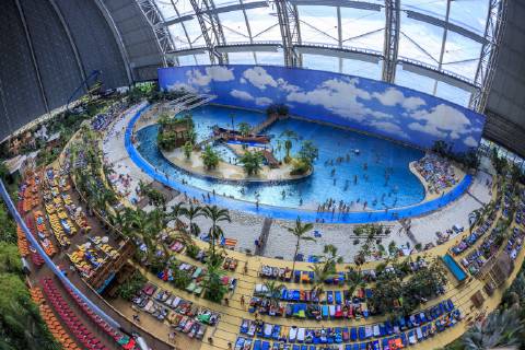 Tropical Islands wird verkauft DEU Brandenburg Brand - Briesen  Die Freizeiteinrichtung Tropical Islands in Brand (Dahme-Spreewald) soll soll im Februar kommenden Jahres an die spanische Unternehmensgruppe Parques Reunidos Group verkauft werden. Bisheriger Eigentümer ist der Mischkonzern Tanjong aus Malaysia. Laut dem Wirtschafts-Blog der spanischen Nachrichtenagentur Efe beträgt der Kaufpreis 226 Millionen Euro. Die spanischen Gruppe betriebt weltweit 64 Parks von denen 30 in Europa liegen. Laut eigenen Angaben besuchten 2017 rund 1,1 Millionen Gäste die ehemalige Zeppelin-Montagehalle. Damit gilt das Tropical Islands als größte tropische Freizeitanlage in Europa. 2004 eröffnete der Freizeitpark vor den Toren Berlins in der ehemaligen Cargolifter-Werfthalle im Landkreis Dahme-Spreewald. Seitdem wurde er mehrmals erweitert. Im J