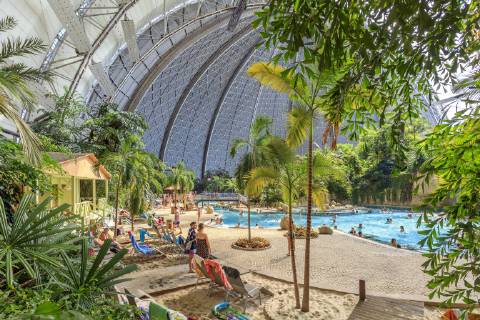 Tropical Islands wird verkauft DEU Brandenburg Brand - Briesen  Die Freizeiteinrichtung Tropical Islands in Brand (Dahme-Spreewald) soll soll im Februar kommenden Jahres an die spanische Unternehmensgruppe Parques Reunidos Group verkauft werden. Bisheriger Eigentümer ist der Mischkonzern Tanjong aus Malaysia. Laut dem Wirtschafts-Blog der spanischen Nachrichtenagentur Efe beträgt der Kaufpreis 226 Millionen Euro. Die spanischen Gruppe betriebt weltweit 64 Parks von denen 30 in Europa liegen. Laut eigenen Angaben besuchten 2017 rund 1,1 Millionen Gäste die ehemalige Zeppelin-Montagehalle. Damit gilt das Tropical Islands als größte tropische Freizeitanlage in Europa. 2004 eröffnete der Freizeitpark vor den Toren Berlins in der ehemaligen Cargolifter-Werfthalle im Landkreis Dahme-Spreewald. Seitdem wurde er mehrmals erweitert. Im J