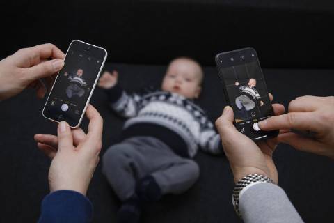 A baby is photographed with two smartphones MODEL RELEASE available Model release available MODEL RELEASED Berlin 16 01 2018 Berlin Germany Copyright: xThomasxTrutschel photothek.netx