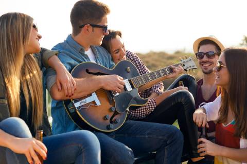 Portrait of group of friends playing guitar and drinking beer. model released Symbolfoto  Copyright: xnenetusx Panthermedia17792537