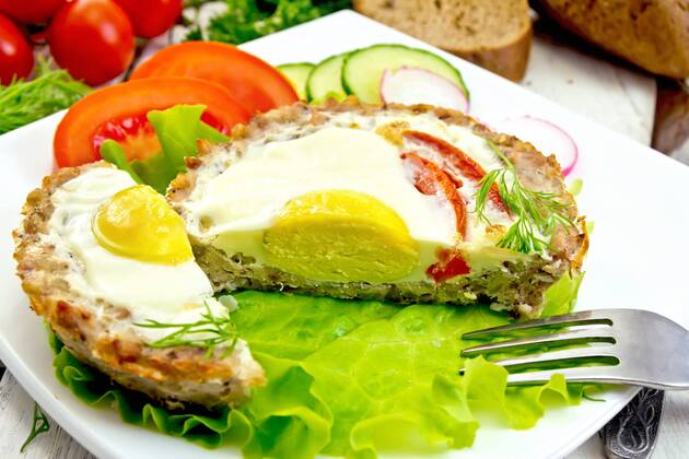 Tartlet meat with egg cut and vegetables on light board  Copyright: xrezkrrx Panthermedia19770533