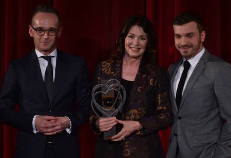 Federal Foreign Minister Heiko Maas presented the prize of honour at the Max Ophüls Film Festival to German actress Iris Berben on Monday 14 1 2019 in Saarbrücken The laudatory speech was held by Maas and actor Edin Hasanovi r