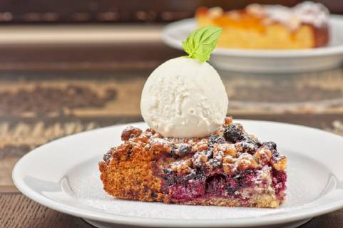  Crumble pie with black currants. English dessert with creamy ice cream  Copyright: xolinchukx Panthermedia14044675