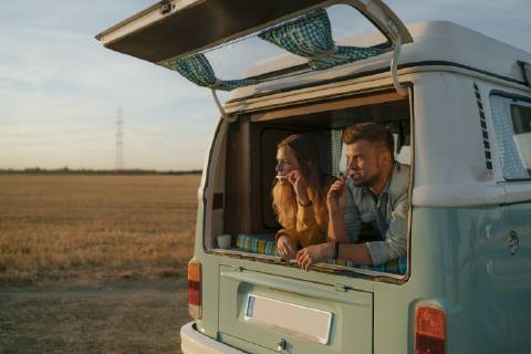 Couple brushing teeth in camper van in rural landscape model released Symbolfoto  GUSF01417