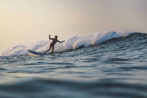 Indonesia, Bali, Batubolong beach, Pregnant woman surfing model released Symbolfoto  KNTF02454