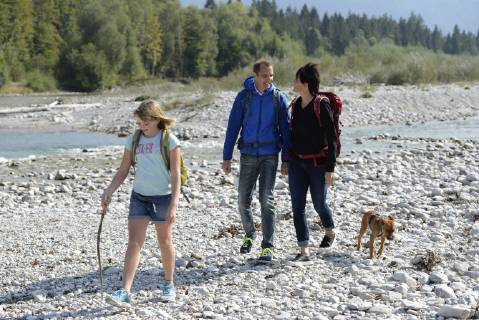 Family hiking with backpacks and a dog at the river Isar, Upper Bavaria, Germany model released Symbolfoto property released  LBF02216