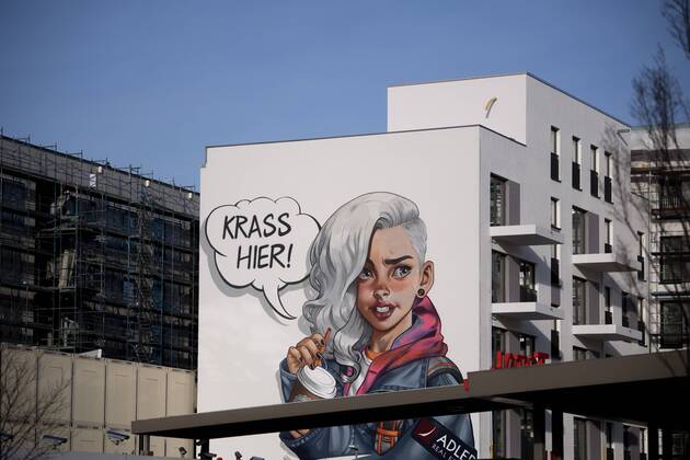 Baustelle Berlin DEU, Deutschland, Germany, Berlin, 04.02.2019 Werbung Krass Hier an der Baustelle fuer einem Neubau an der Heidestrasse in Berlin Mitte. Das Bauprojekt Wasserstadt Mitte ist ein Urbanes Stadtquartier der Firma Adler Real Estate. Advertisment Krass Hier at a building site for a new building at Heidestrasse in Berlin, Germany. The project for an urban city redevelopment called Wasserstadt Mitte , water city central, is run by the company Adler Real Estate. Symbol for the sympton of a rampaging processes of gentrification which is rapidly forcing poorer residents out of the city centre and tearing apart the city™s radical infrastructure