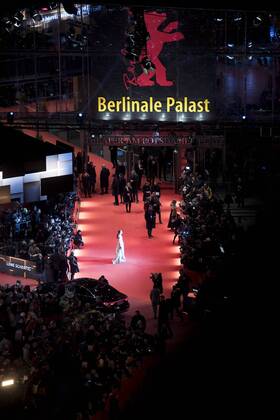 Berlinale, Berlin Film Festival DEU, Deutschland, Germany, Berlin, 07.02.2019 Zoe Kazan auf dem Roten Teppich bei der The Kindness Of Strangers Premiere. Schauspieler, Prominente und Regiesseure betreten den Roten Teppich bei der Eroeffnung der 69. Internationale Filmfestspiele Berlinale in Berlin. Eroeffnungsgala im Berlinale Palast am Potsdamer Platz, darueber das Logo der Berlinale mit dem roten Baeren. Zoe Kazan attends the The Kindness Of Strangers premiere. Actor and actress walking on the red carpet towards the opening ceremony gala show of the 69nd International Film Festival Berlinale at the Berlinale Palast Palace in Berlin, Germany