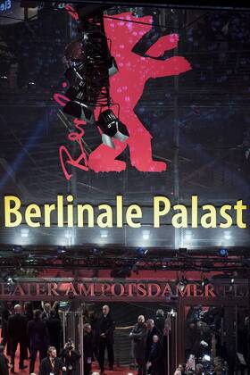Berlinale, Berlin Film Festival DEU, Deutschland, Germany, Berlin, 07.02.2019 Logo und Roter Baer bei der Eroeffnung der 69. Internationale Filmfestspiele Berlinale in Berlin. Eroeffnungsgala im Berlinale Palast am Potsdamer Platz, darueber das Logo der Berlinale mit dem roten Baeren. Logo Red Bear at the Berlinale. Actor and actress walking on the red carpet towards the opening ceremony gala show of the 69nd International Film Festival Berlinale at the Berlinale Palast Palace in Berlin, Germany.
