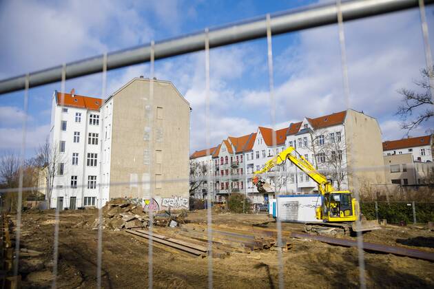 A new residential building is being built next to an old building Berlin 14 02 2019 Berlin Germany Copyright: xThomasxTrutschel photothek.netx